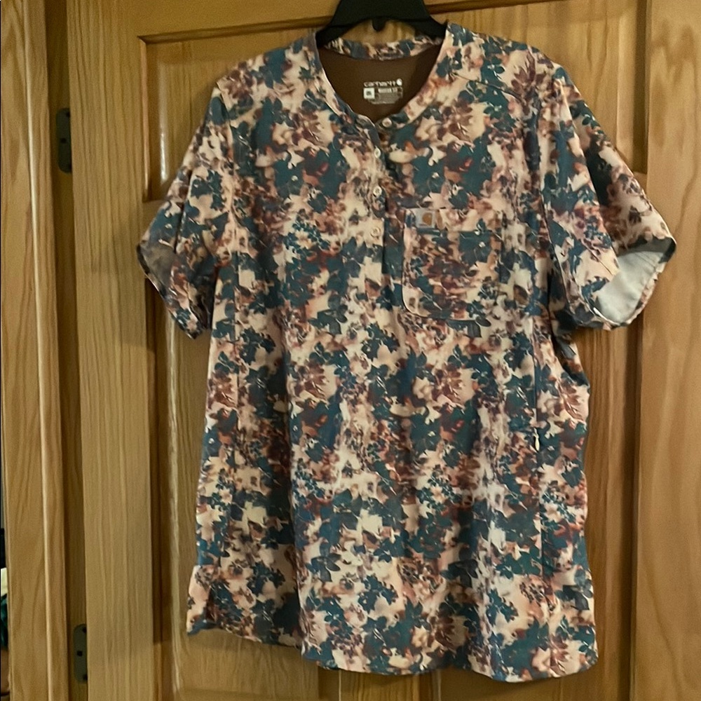 Carhartt patterned women’s 2X plus scrub top